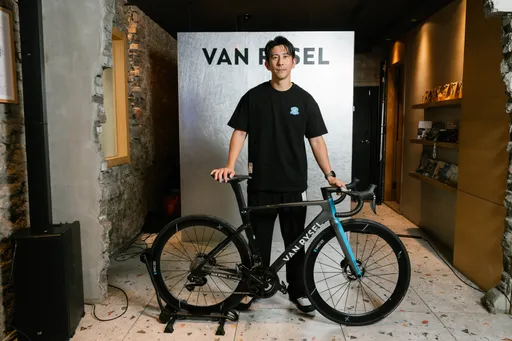 修杰楷好意外！冰島裸上身泡溫泉「比基尼女網友」揪拍照卻惹議　　