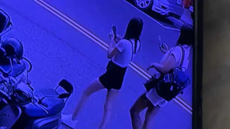 王女與「閨密」葉男前往小港機場搭機至泰國。民眾提供