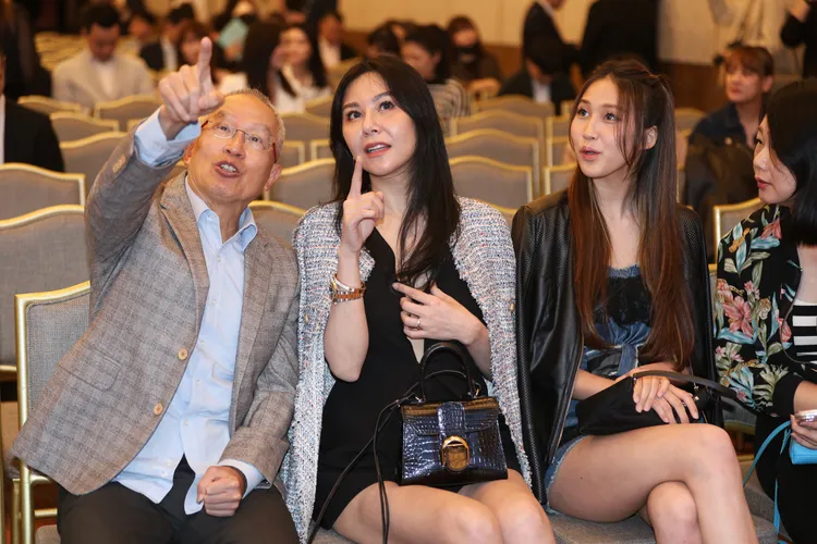 洪曉蕾與女兒Dora盛裝出席記者會。彭欣偉攝