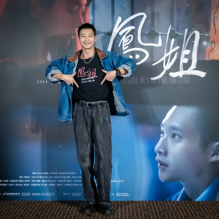 黃冠智拍照手勢大玩棒球哏。圖／后花園影像製作提供