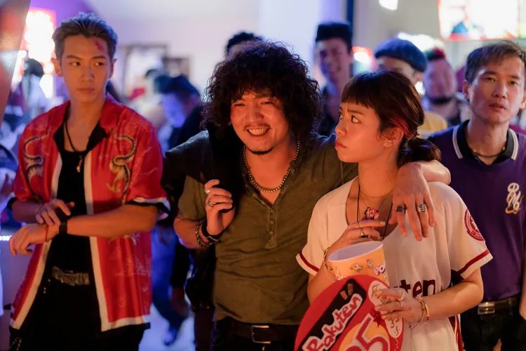阿芬（宋芸樺 飾）跟泰哥（春風 飾）一行人去看明星鄭旭翔的引退賽。翻攝九把刀臉書