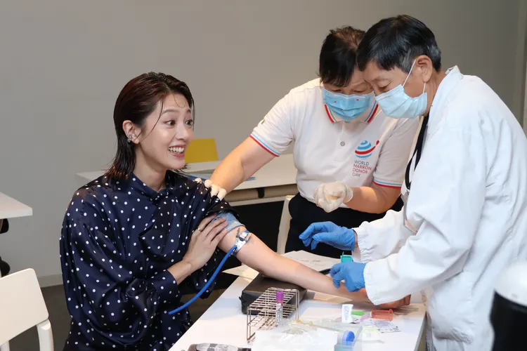 黃薇渟挽起袖子驗血建檔。莊宗達攝