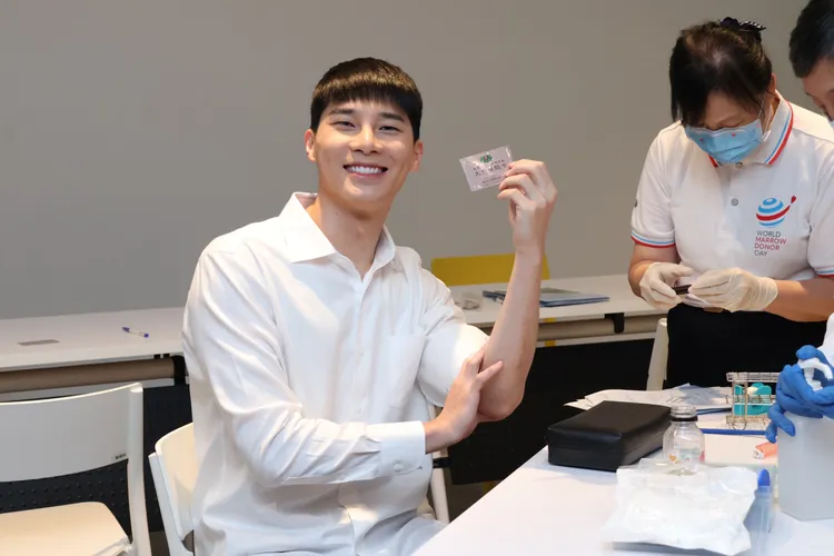 宋偉恩在記者會現場驗血建檔。莊宗達攝