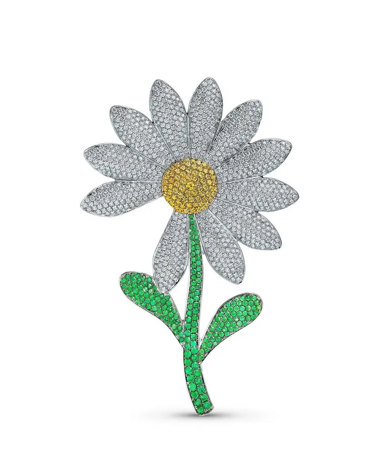 Jacob Arabo為GD打造的小雛菊胸針。翻攝jacobandco IG
