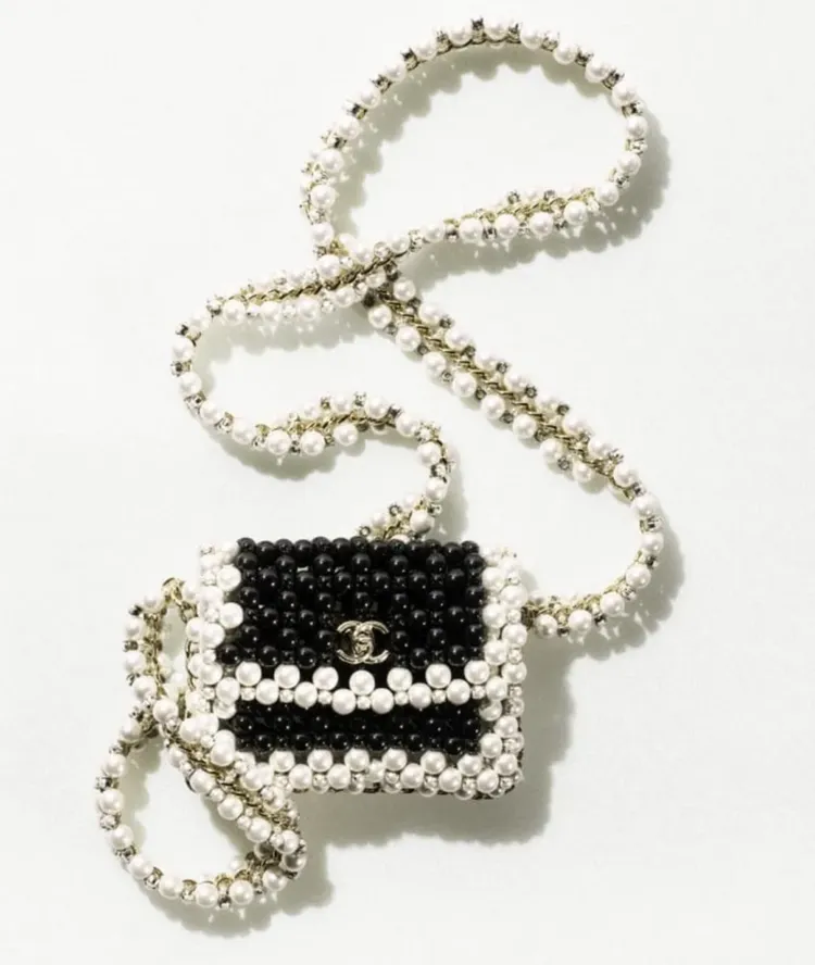 GD身上的黑白珍珠小包要價逾55萬台幣。翻攝網路