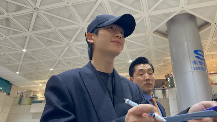 丁海寅簽名簽了快2分半。特勤中心攝