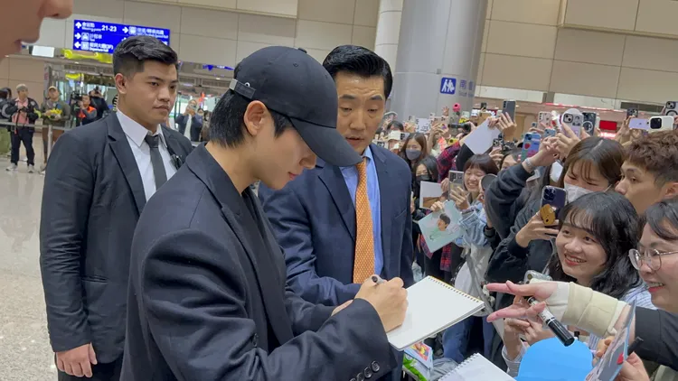 丁海寅簽名自拍來者不拒。特勤中心攝