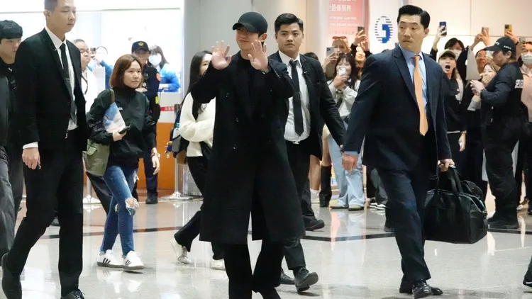 丁海寅以一身黑色打扮抵台。特勤中心攝