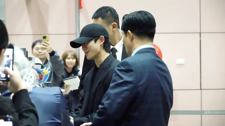 丁海寅踏入機場後開起簽名會狂簽。特勤中心攝