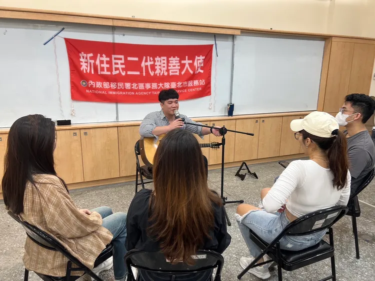 講師帶領學員進行節奏遊戲，培養學員對節奏的熟悉度。移民署提供