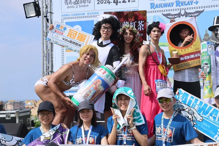 新北市鐵道馬拉松接力賽變裝組裝扮創意十足。觀光局提供
