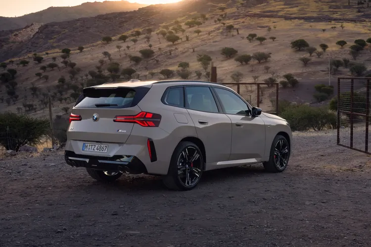 全新X3整體車身尺碼與軸距更為放大，厚實飽滿的視覺感充滿肌肉線條的立體與層次堆疊。原廠照片