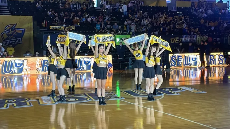 現場啦啦隊帶動全場觀眾熱情。翻攝畫面