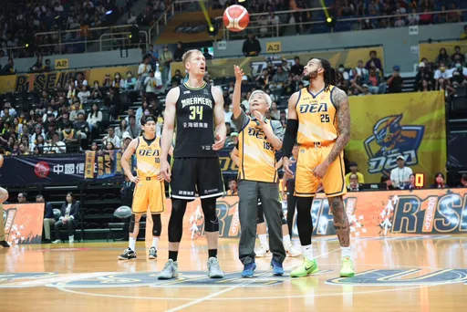 反詐先鋒！　警署長穿165球衣為職籃開球　林郁婷、李多慧「現身」力挺