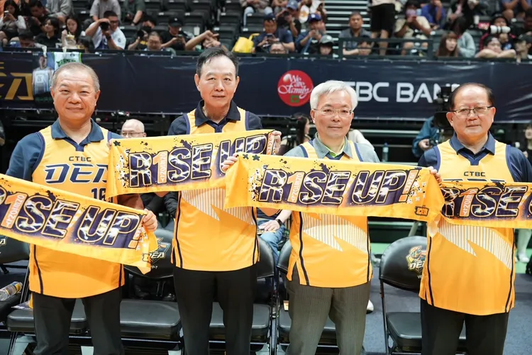 中信特工開幕戰結合警政署、刑事局與新北市警局識詐犯罪預防宣導活動。翻攝畫面