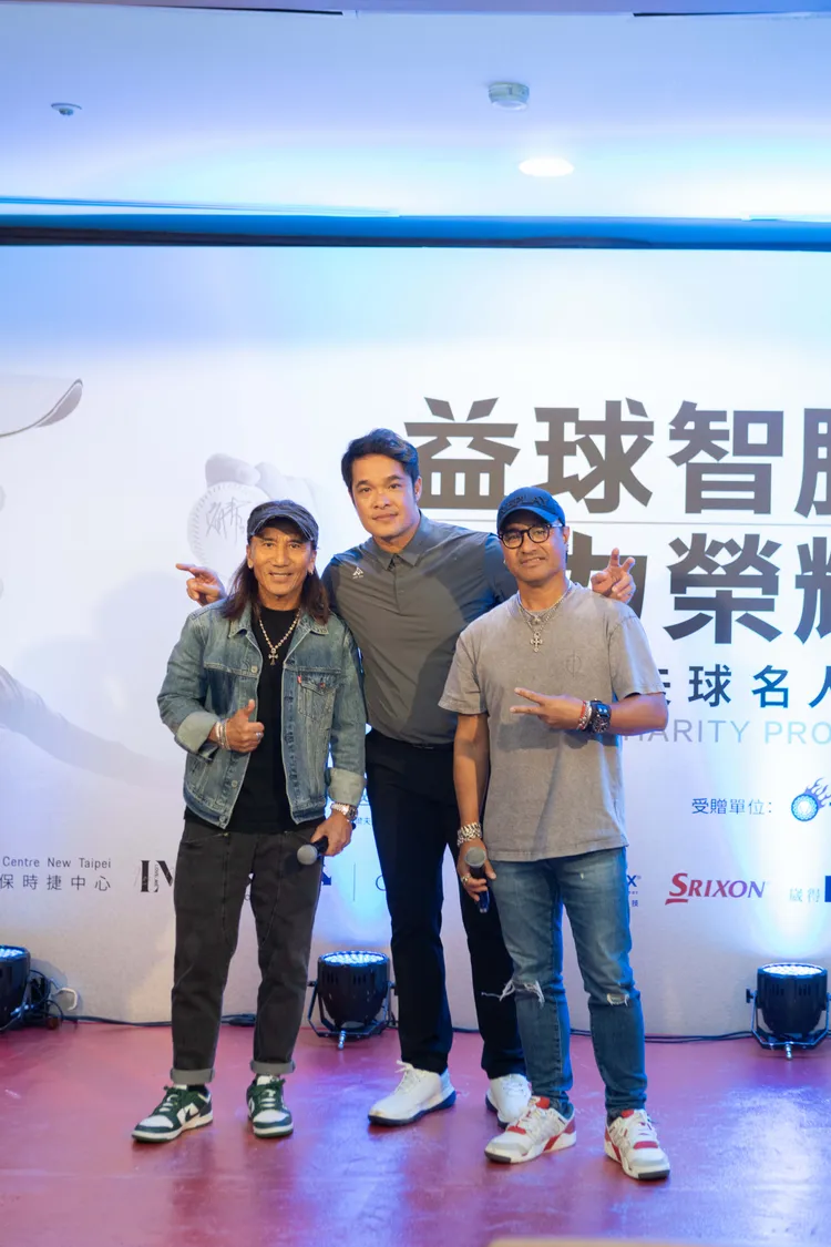 動力火車與林智勝（中）晚宴接力演出，炒熱全場氣氛。圖／台灣原住民族棒球運動發展協會提供