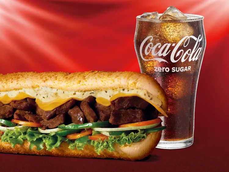 SUBWAY推出吃堡加碼暢享Coke Zero活動，凡購買任一潛艇堡，即可以15元優惠加購乙杯Coke Zero 16oz. 。業者提供