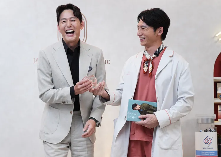 李廷鎮被温昇豪逗得樂開懷。彭欣偉攝