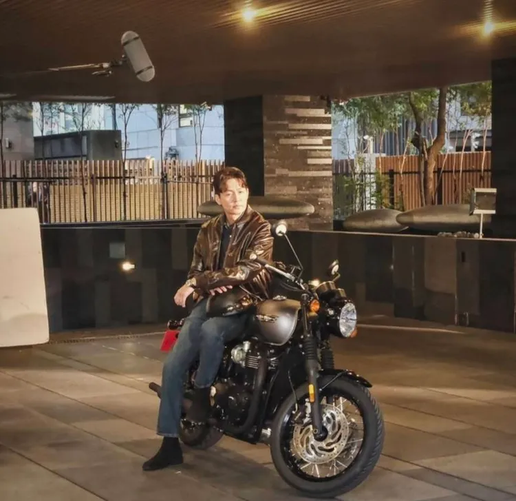 李廷鎮為戲學騎重機。翻攝自李廷鎮IG