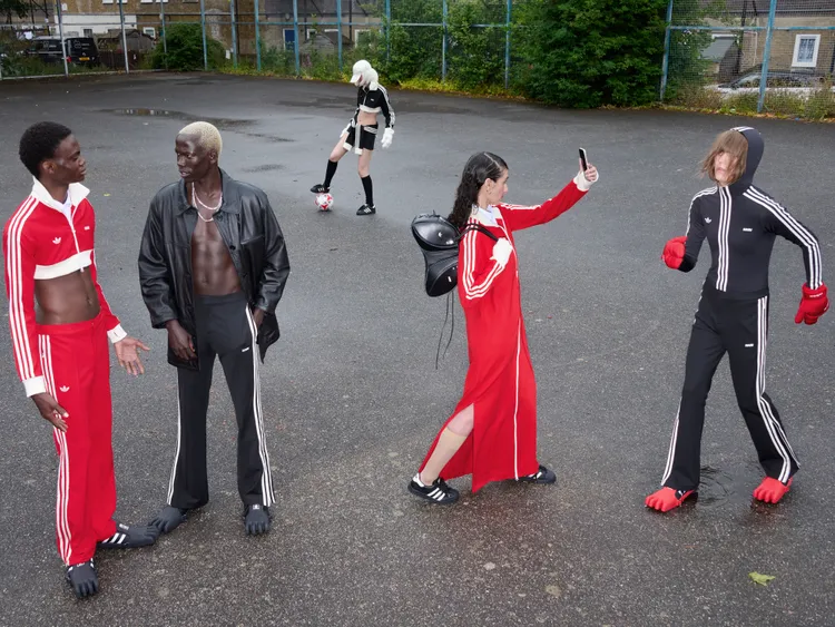 系列推出Jennie同款短版打歌外套、配套運動褲、田徑長袍等單品。品牌提供