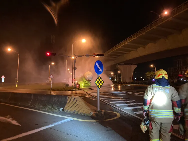 現場架設移動式砲塔及消防機器人灌救及降溫。新竹縣消防局提供