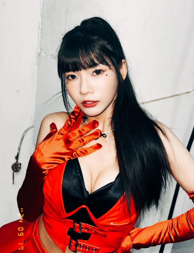 統一獅專屬啦啦隊Uni-Girls成員芮絲也有冶豔的一面。翻攝芮絲IG