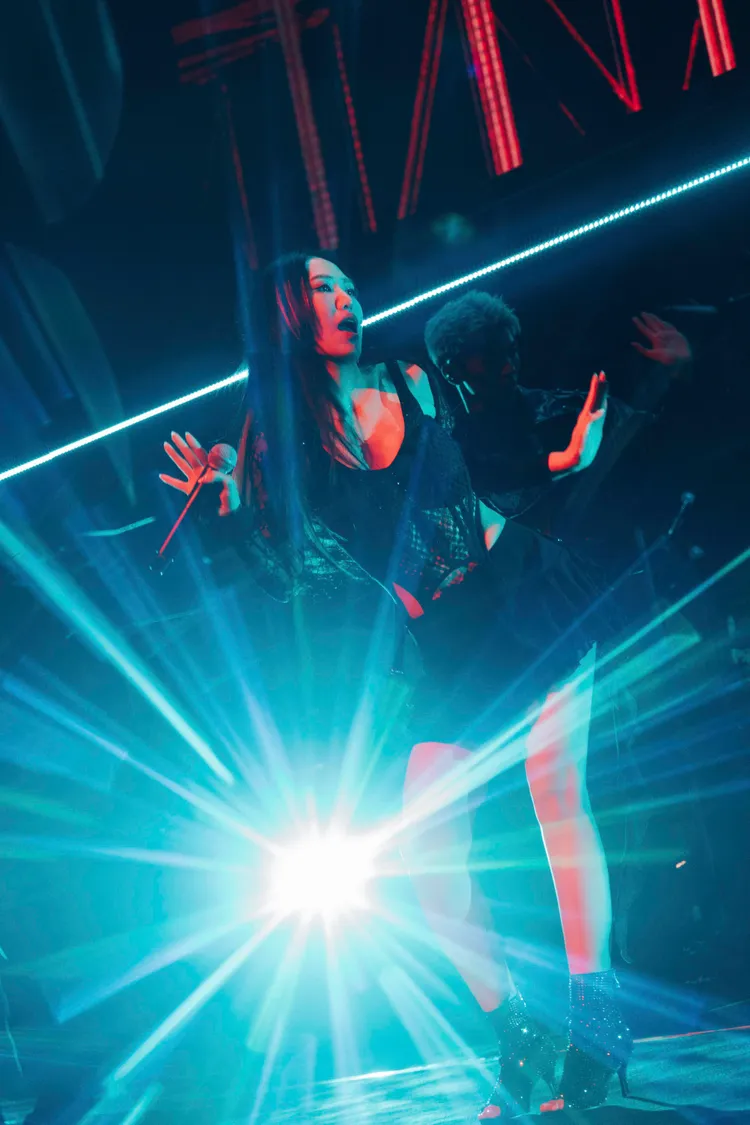 孫盛希今在北流黑bra解放性感。滾石提供