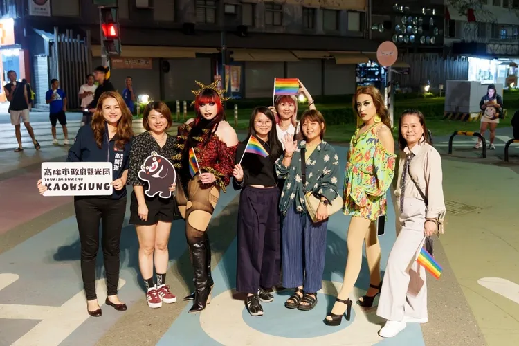 觀光局與旅宿業者參加彩虹巴士遊程。觀光局提供