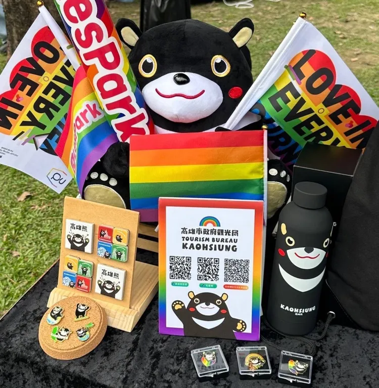 觀光局攤位展示高雄熊周邊系列商品。觀光局提供