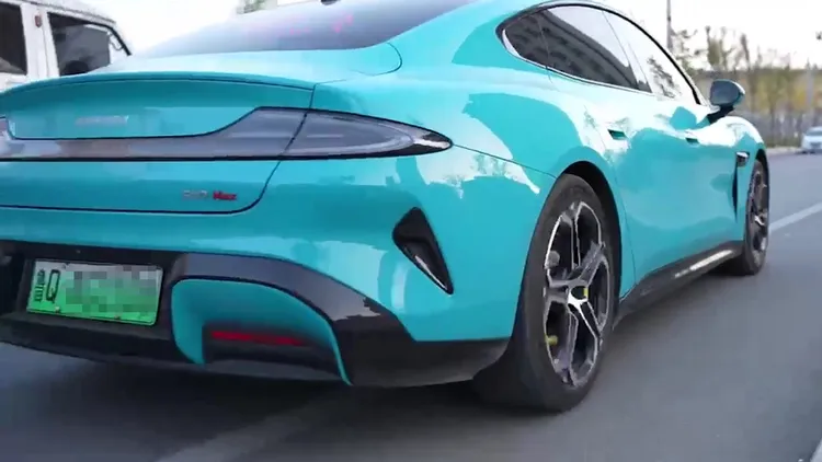 AV業者直接在片中揭露該輛小米SU7的車牌（註：原始影片中無馬賽克）。翻攝自網路