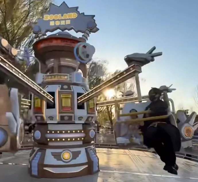 張若昀陪女兒搭遊樂設施。翻攝奇洛李維斯真的回信了微博