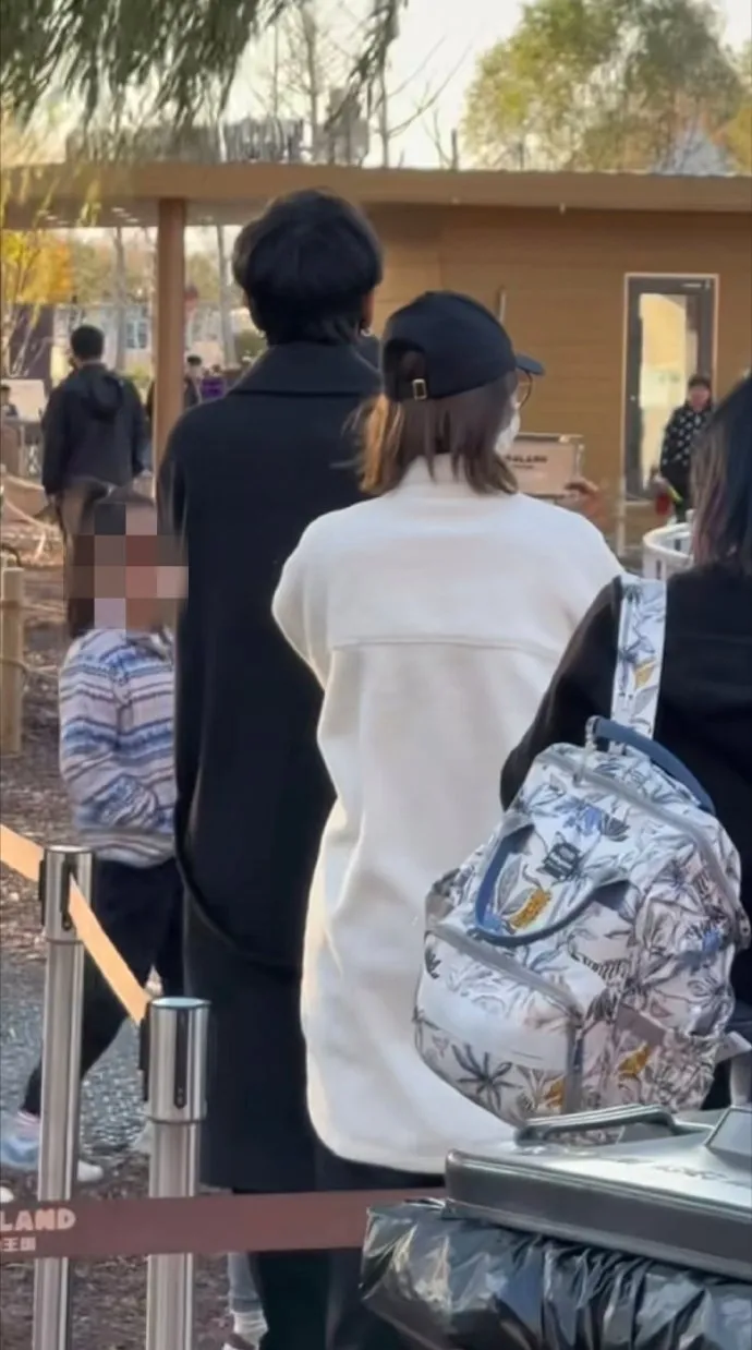 張若昀與老婆唐藝昕一起看著女兒玩。翻攝cs滋滋微博