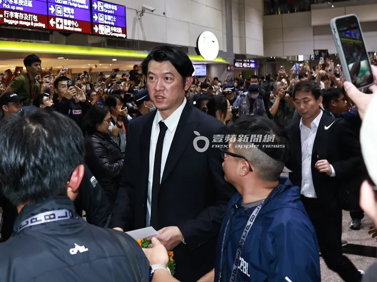 王建民率先出境，全場球迷熱烈歡迎。特勤中心攝