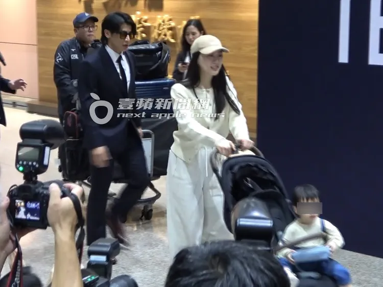 受訪完，陳傑憲又走回出境處尋找老婆小孩，一同離開。特勤中心攝