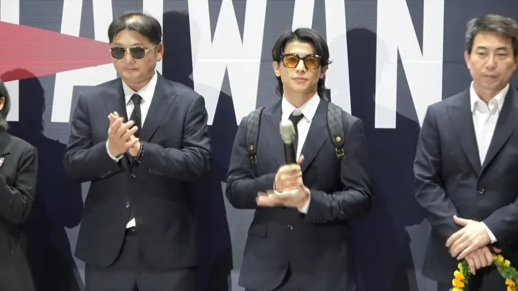 陳傑憲一身皮鞋西裝，戴著太陽眼鏡帥氣十足。特勤中心攝