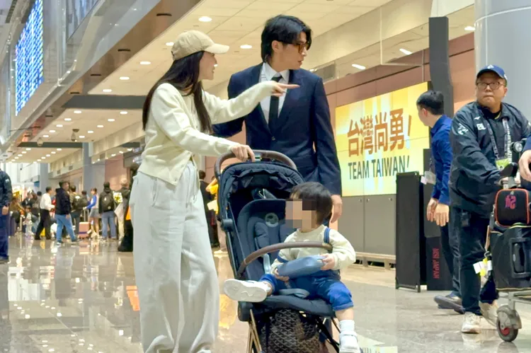 台灣隊長陳傑憲老婆綺綺（左）跟老公說在等行李。特勤中心攝