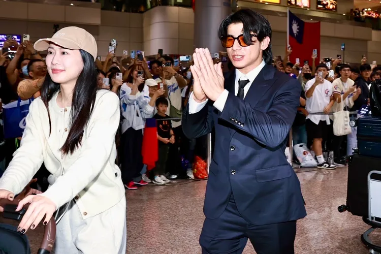 台灣隊長陳傑憲（右）又在桃園機場找老婆，被封為「滿場找老婆的男人」。特勤中心攝