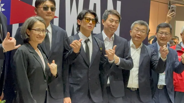 副總統蕭美琴（左起）、曾豪駒、陳傑憲、林岳平、蔡其昌比出六手勢合照。特勤中心攝