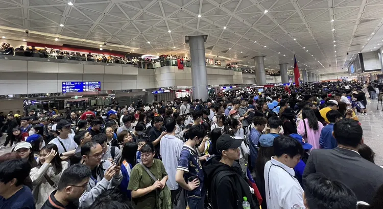 桃園機場接境大廳充滿熱情粉絲，準備迎接中華隊凱旋歸來。特勤中心攝