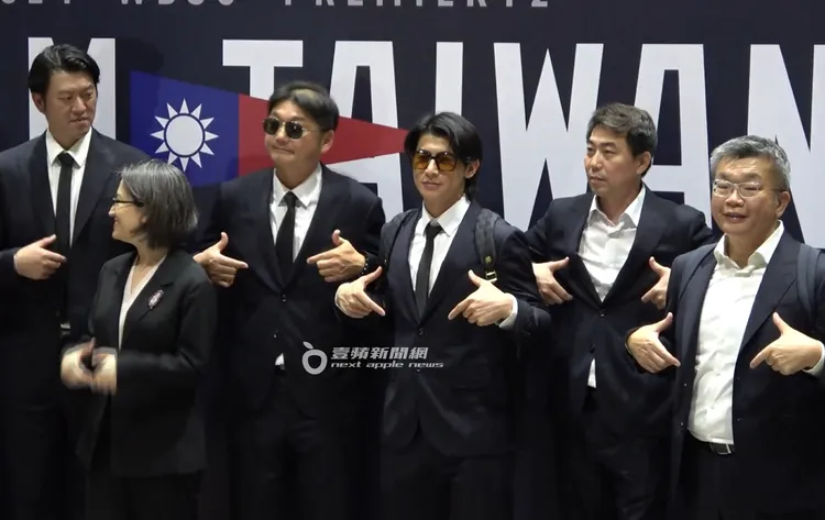 台灣隊長陳傑憲與大家一同比著胸前台灣隊手勢。特勤中心攝