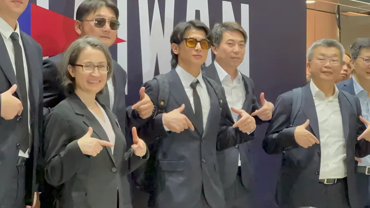 副總統蕭美琴（左起）、曾豪駒、陳傑憲、林岳平、蔡其昌比出台灣隊手勢合照。特勤中心攝