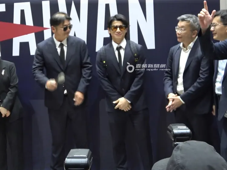 陳傑憲走到背板準備受訪，好心情全寫在臉上。特勤中心攝