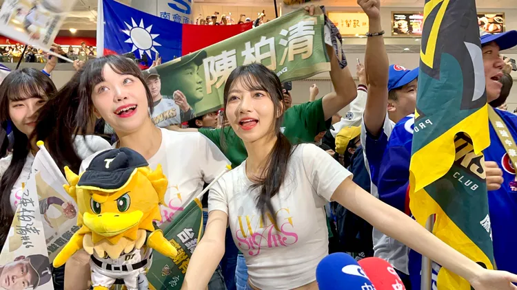 台鋼雄鷹啦啦隊女神「一粒」趙宜莉率領啦啦隊員到桃園機場接機。特勤中心攝