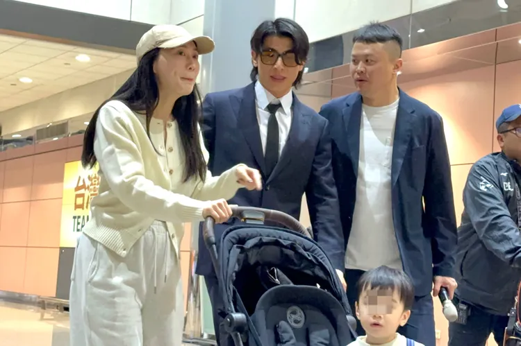中職四爺陳傑憲（中）返回機場大廳尋找老婆跟小孩。特勤中心攝