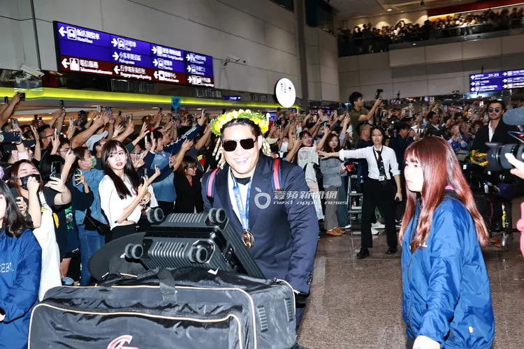 吉力吉撈•鞏冠出境時現場粉絲們歡呼聲不斷。特勤中心攝