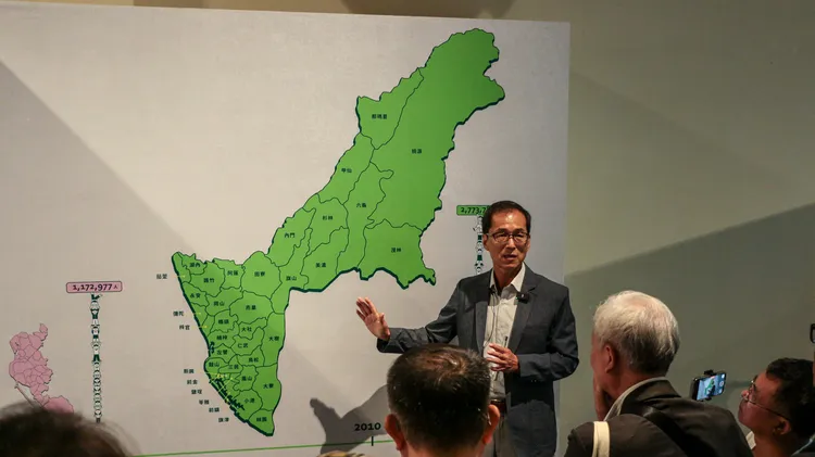 高史博館長李文環進行特展導覽解說。高史博提供