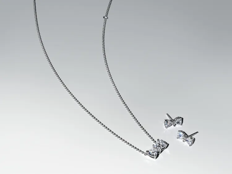 藉由三角形切割的鋯石拼接出蝴蝶結外觀。品牌提供
