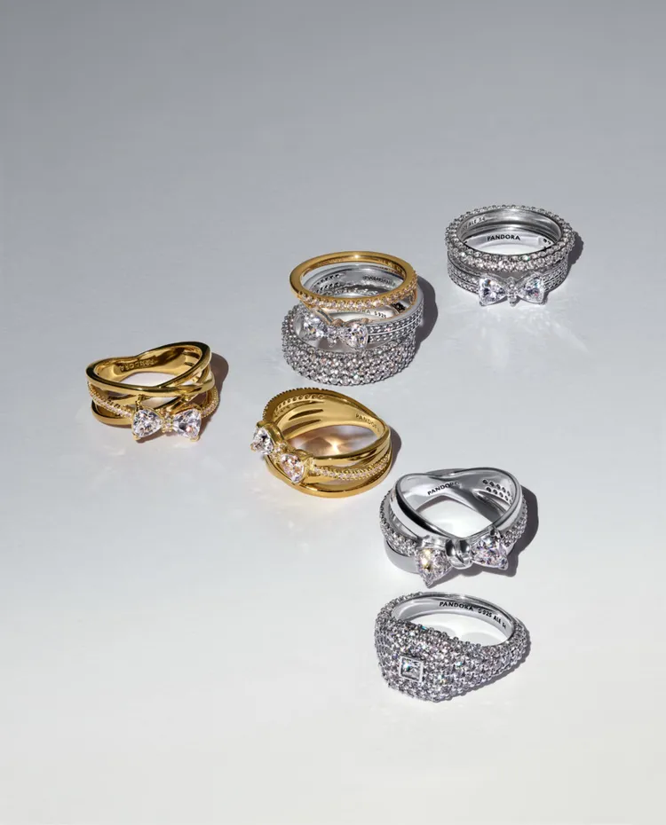 戒指纏繞式線條設計同樣交疊出現蝴蝶結輪廓。品牌提供