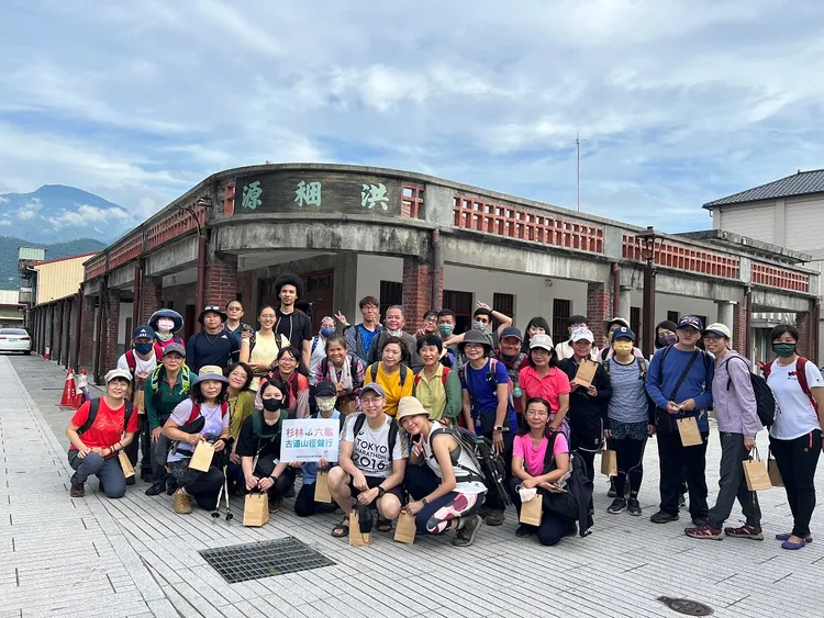 湯姆生文化路徑健行帶領民眾走訪六龜歷史街廓。客委會提供