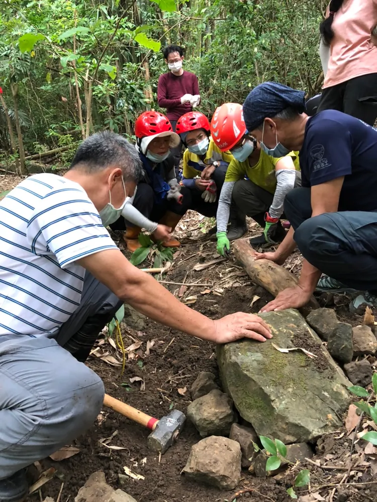 以手作步道的方式來維護、修復古步道。客委會提供